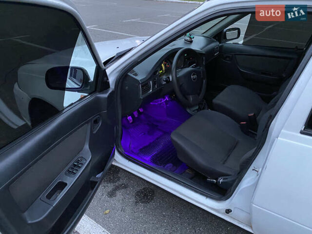 Деу Нексія 2009 у Києві на Automoto.ua Білий Деу Нексія, об'ємом двигуна 1.5 л та пробігом 180 тис. км за 1500 $, фото 9 на Automoto.ua