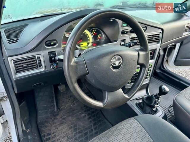 Белый Дэу Нексия, объемом двигателя 1.5 л и пробегом 209 тыс. км за 2399 $, фото 20 на Automoto.ua