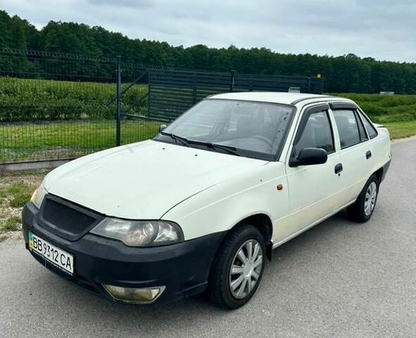 Белый Дэу Нексия, объемом двигателя 2 л и пробегом 170 тыс. км за 950 $, фото 4 на Automoto.ua