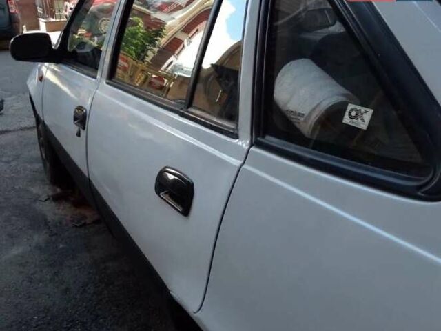 Белый Дэу Нексия, объемом двигателя 1.6 л и пробегом 325 тыс. км за 1300 $, фото 2 на Automoto.ua