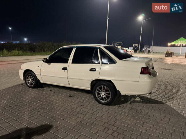 Белый Дэу Нексия, объемом двигателя 1.5 л и пробегом 180 тыс. км за 1950 $, фото 1 на Automoto.ua