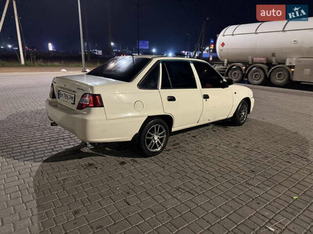 Белый Дэу Нексия, объемом двигателя 1.5 л и пробегом 180 тыс. км за 1950 $, фото 4 на Automoto.ua