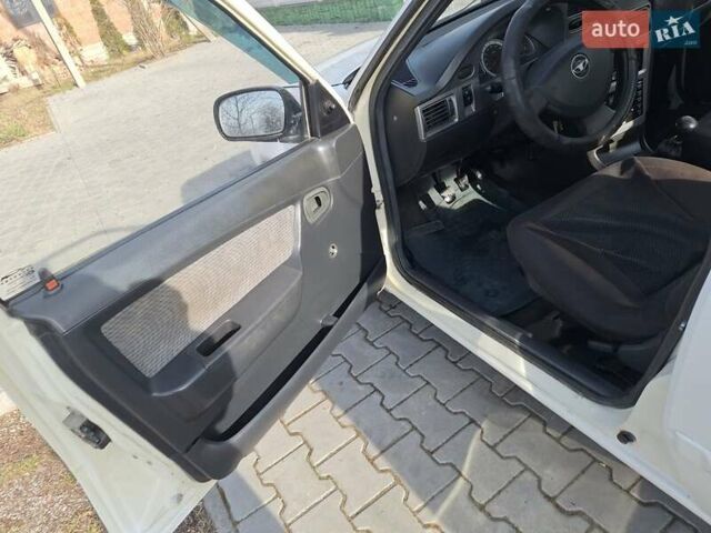 Белый Дэу Нексия, объемом двигателя 1.6 л и пробегом 321 тыс. км за 1600 $, фото 24 на Automoto.ua
