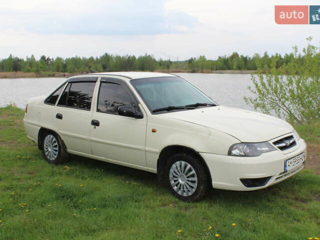 Белый Дэу Нексия, объемом двигателя 1.5 л и пробегом 140 тыс. км за 3450 $, фото 2 на Automoto.ua