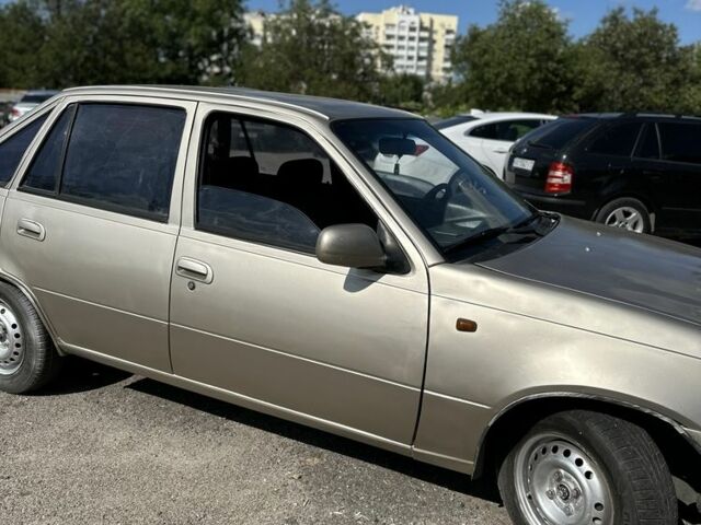 Бежевый Дэу Нексия, объемом двигателя 1.5 л и пробегом 280 тыс. км за 1200 $, фото 3 на Automoto.ua