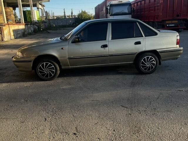 Бежевый Дэу Нексия, объемом двигателя 1.5 л и пробегом 263 тыс. км за 1450 $, фото 4 на Automoto.ua