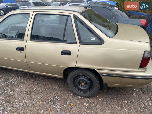 Бежевый Дэу Нексия, объемом двигателя 1.5 л и пробегом 308 тыс. км за 2100 $, фото 4 на Automoto.ua