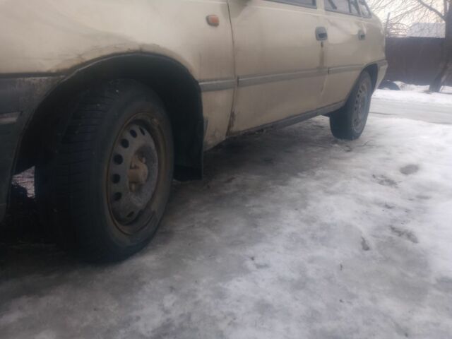 Бежевый Дэу Нексия, объемом двигателя 0 л и пробегом 200 тыс. км за 800 $, фото 2 на Automoto.ua