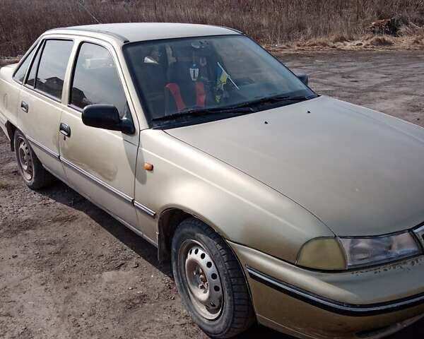 Бежевый Дэу Нексия, объемом двигателя 1.5 л и пробегом 120 тыс. км за 900 $, фото 1 на Automoto.ua