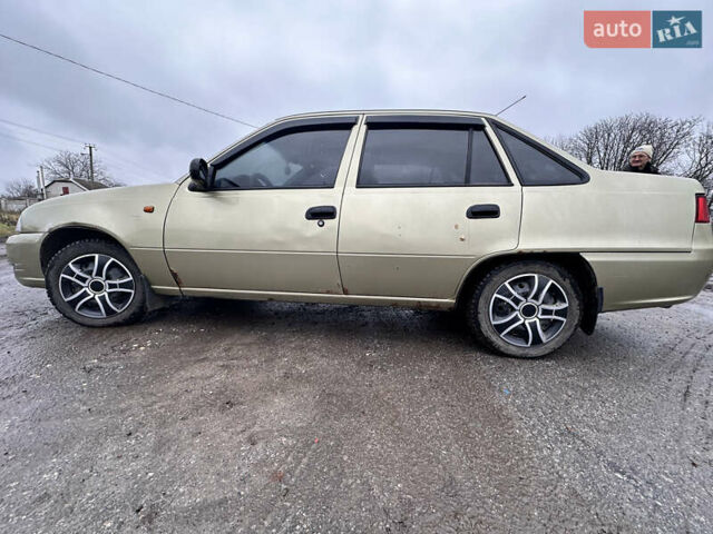 Бежевый Дэу Нексия, объемом двигателя 1.5 л и пробегом 254 тыс. км за 1950 $, фото 3 на Automoto.ua