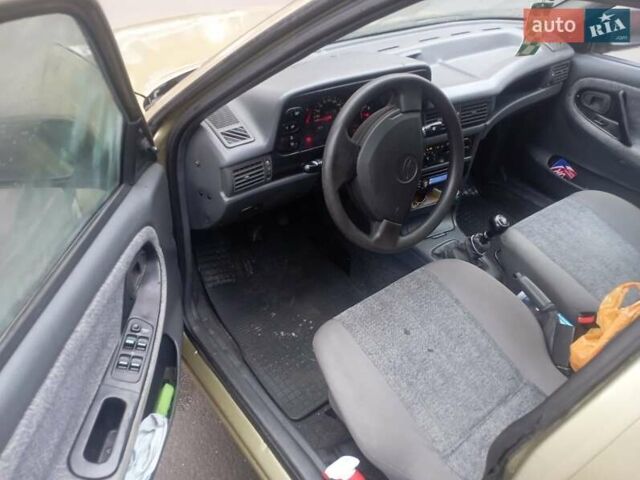 Бежевый Дэу Нексия, объемом двигателя 1.5 л и пробегом 162 тыс. км за 1600 $, фото 3 на Automoto.ua