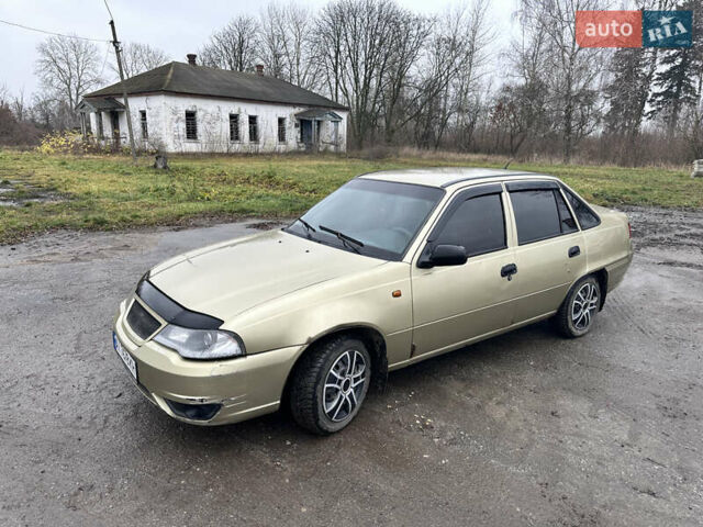 Бежевый Дэу Нексия, объемом двигателя 1.5 л и пробегом 254 тыс. км за 1950 $, фото 1 на Automoto.ua