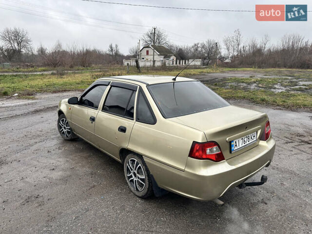 Бежевый Дэу Нексия, объемом двигателя 1.5 л и пробегом 254 тыс. км за 1950 $, фото 4 на Automoto.ua