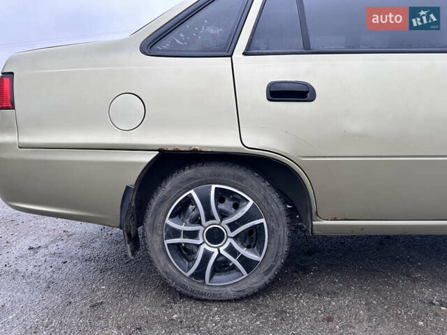 Бежевый Дэу Нексия, объемом двигателя 1.5 л и пробегом 254 тыс. км за 1950 $, фото 7 на Automoto.ua