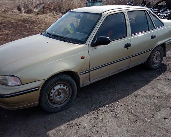 Бежевый Дэу Нексия, объемом двигателя 1.5 л и пробегом 120 тыс. км за 900 $, фото 2 на Automoto.ua