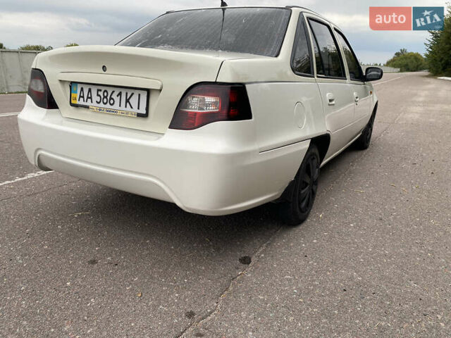 Бежевий Деу Нексія, об'ємом двигуна 1.5 л та пробігом 250 тис. км за 1850 $, фото 4 на Automoto.ua
