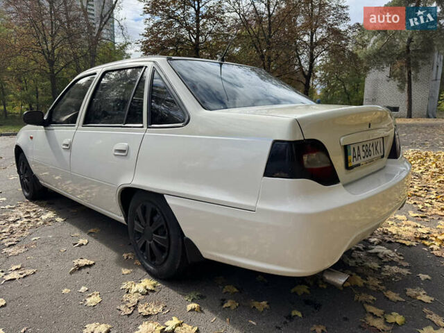 Бежевий Деу Нексія, об'ємом двигуна 1.5 л та пробігом 200 тис. км за 1500 $, фото 6 на Automoto.ua