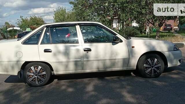 Бежевый Дэу Нексия, объемом двигателя 1.6 л и пробегом 109 тыс. км за 3000 $, фото 2 на Automoto.ua