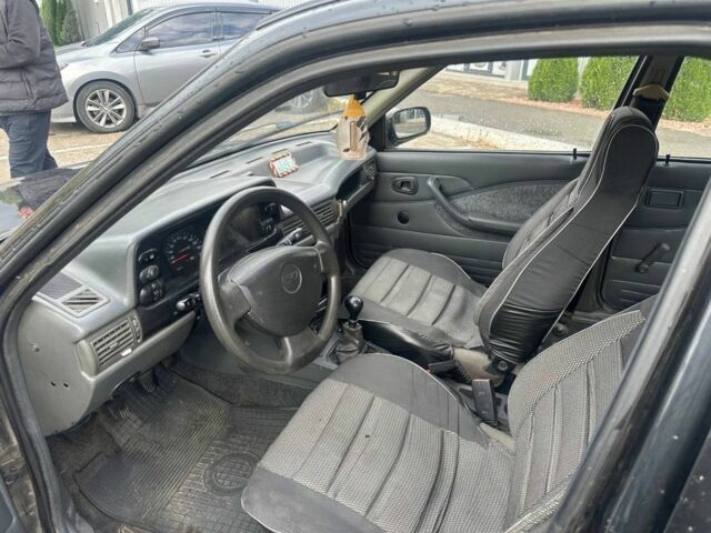 Черный Дэу Нексия, объемом двигателя 1.5 л и пробегом 213 тыс. км за 850 $, фото 3 на Automoto.ua