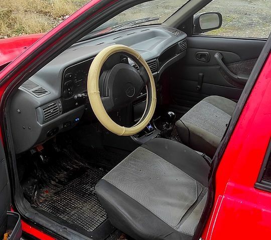 Красный Дэу Нексия, объемом двигателя 1.5 л и пробегом 250 тыс. км за 1200 $, фото 4 на Automoto.ua