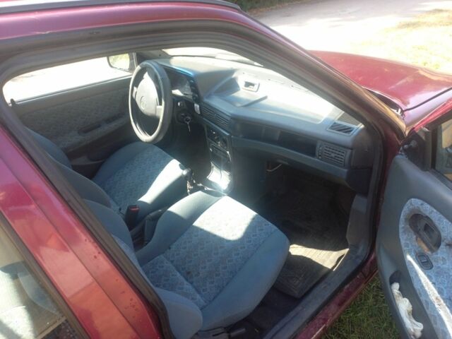 Червоний Деу Нексія, об'ємом двигуна 1.5 л та пробігом 155 тис. км за 1000 $, фото 4 на Automoto.ua