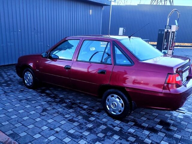 Красный Дэу Нексия, объемом двигателя 1.5 л и пробегом 200 тыс. км за 2400 $, фото 1 на Automoto.ua