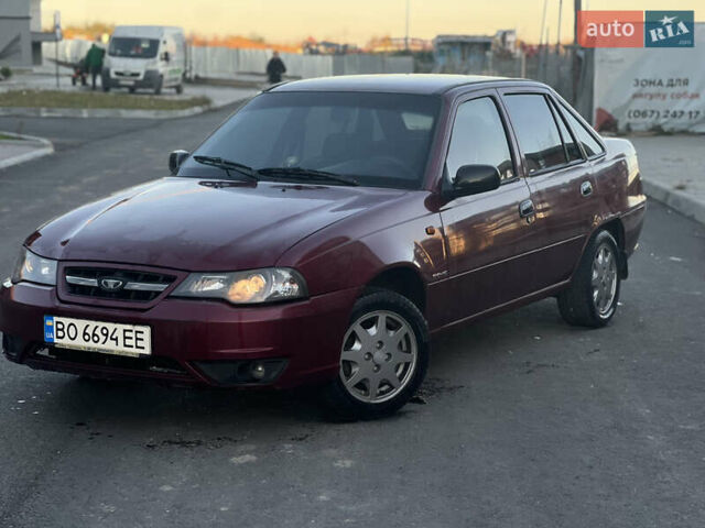 Красный Дэу Нексия, объемом двигателя 1.6 л и пробегом 240 тыс. км за 1200 $, фото 1 на Automoto.ua