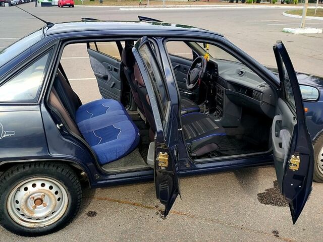 Дэу Нексия, объемом двигателя 15 л и пробегом 155 тыс. км за 2000 $, фото 4 на Automoto.ua