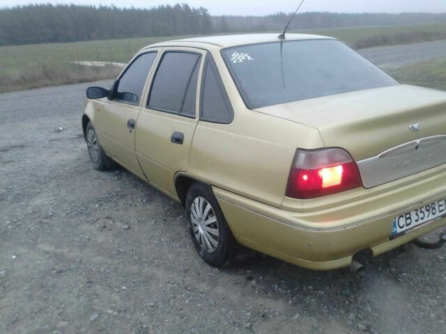 Желтый Дэу Нексия, объемом двигателя 1.5 л и пробегом 300 тыс. км за 1500 $, фото 5 на Automoto.ua