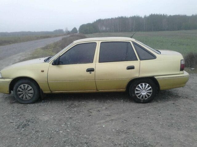 Желтый Дэу Нексия, объемом двигателя 1.5 л и пробегом 300 тыс. км за 1500 $, фото 2 на Automoto.ua