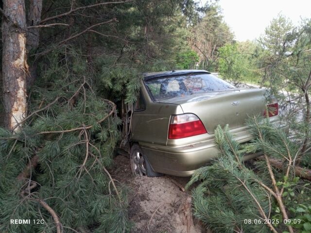 Жовтий Деу Нексія, об'ємом двигуна 1.5 л та пробігом 180 тис. км за 700 $, фото 4 на Automoto.ua