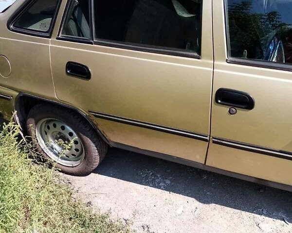 Желтый Дэу Нексия, объемом двигателя 1.5 л и пробегом 300 тыс. км за 2000 $, фото 5 на Automoto.ua