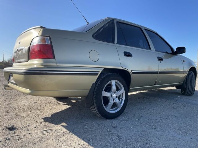 Желтый Дэу Нексия, объемом двигателя 1.5 л и пробегом 75 тыс. км за 4000 $, фото 5 на Automoto.ua