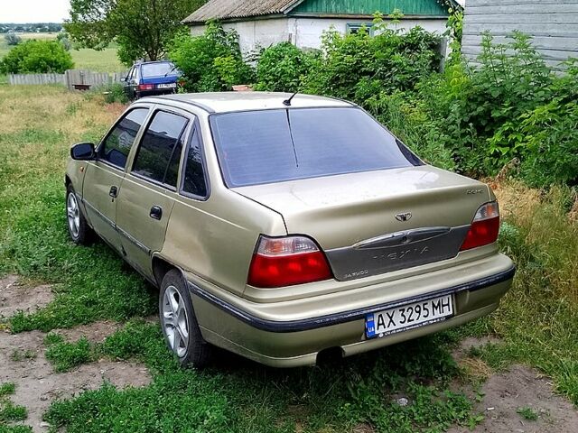 Желтый Дэу Нексия, объемом двигателя 1.5 л и пробегом 100 тыс. км за 1555 $, фото 3 на Automoto.ua