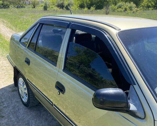 Желтый Дэу Нексия, объемом двигателя 1.5 л и пробегом 158 тыс. км за 1900 $, фото 5 на Automoto.ua