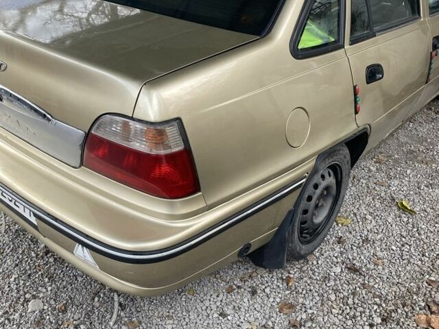 Желтый Дэу Нексия, объемом двигателя 1.5 л и пробегом 180 тыс. км за 1400 $, фото 2 на Automoto.ua