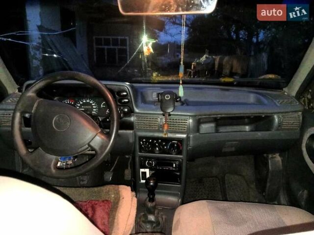 Жовтий Деу Нексія, об'ємом двигуна 1.5 л та пробігом 185 тис. км за 2000 $, фото 9 на Automoto.ua