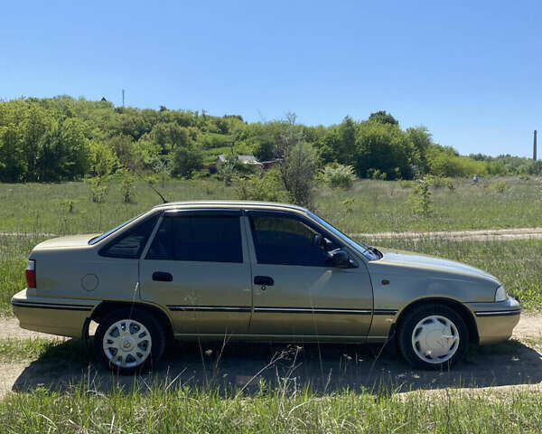 Желтый Дэу Нексия, объемом двигателя 1.5 л и пробегом 158 тыс. км за 1900 $, фото 3 на Automoto.ua