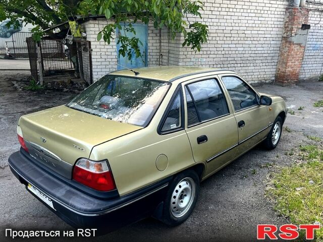Желтый Дэу Нексия, объемом двигателя 1.5 л и пробегом 140 тыс. км за 2000 $, фото 1 на Automoto.ua