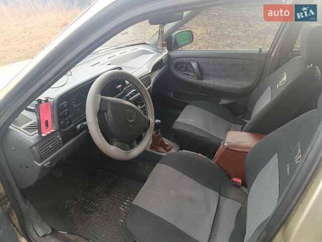 Желтый Дэу Нексия, объемом двигателя 1.5 л и пробегом 162 тыс. км за 1400 $, фото 3 на Automoto.ua
