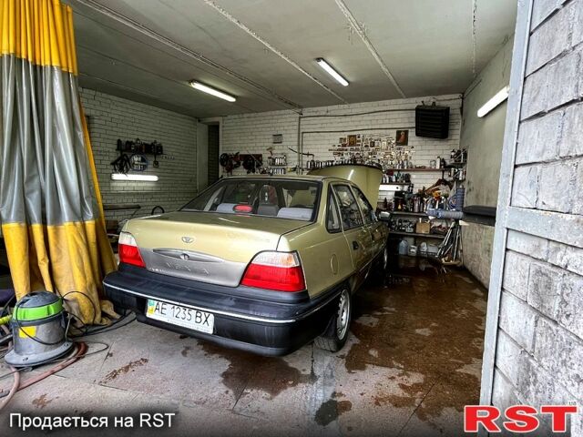 Желтый Дэу Нексия, объемом двигателя 1.5 л и пробегом 140 тыс. км за 2000 $, фото 6 на Automoto.ua