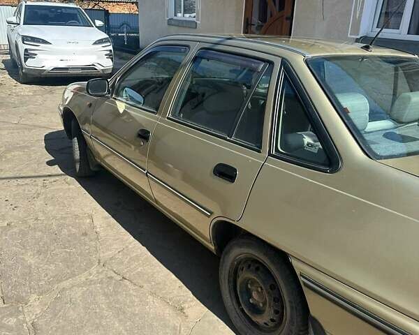 Желтый Дэу Нексия, объемом двигателя 1.5 л и пробегом 84 тыс. км за 2300 $, фото 2 на Automoto.ua