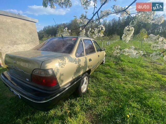 Желтый Дэу Нексия, объемом двигателя 1.5 л и пробегом 470 тыс. км за 1300 $, фото 1 на Automoto.ua