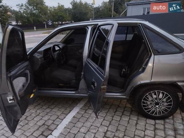 Серый Дэу Нексия, объемом двигателя 1.5 л и пробегом 260 тыс. км за 2000 $, фото 5 на Automoto.ua