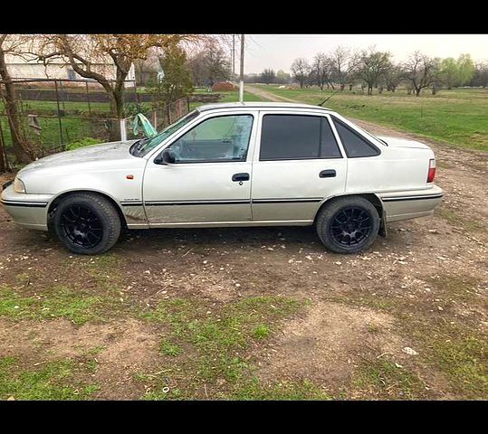 Серый Дэу Нексия, объемом двигателя 1.5 л и пробегом 187 тыс. км за 2100 $, фото 1 на Automoto.ua