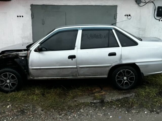 Сірий Деу Нексія, об'ємом двигуна 1.5 л та пробігом 200 тис. км за 1000 $, фото 1 на Automoto.ua