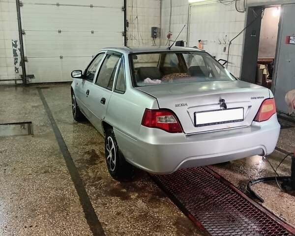 Серый Дэу Нексия, объемом двигателя 1.5 л и пробегом 217 тыс. км за 1700 $, фото 2 на Automoto.ua