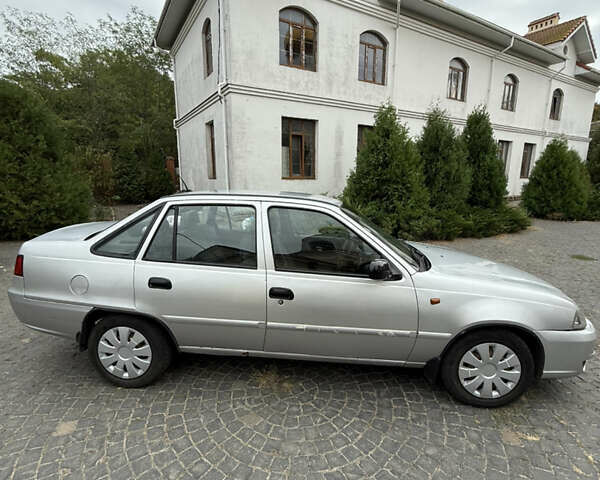 Серый Дэу Нексия, объемом двигателя 1.6 л и пробегом 200 тыс. км за 2700 $, фото 1 на Automoto.ua