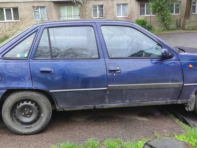 Синий Дэу Нексия, объемом двигателя 1.5 л и пробегом 500 тыс. км за 900 $, фото 1 на Automoto.ua