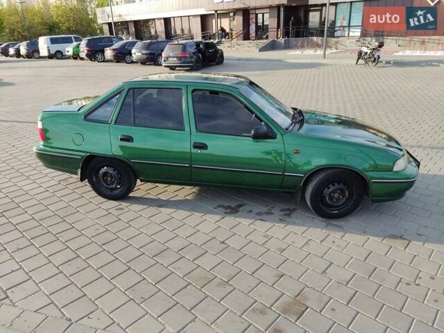 Зеленый Дэу Нексия, объемом двигателя 1.5 л и пробегом 300 тыс. км за 999 $, фото 2 на Automoto.ua